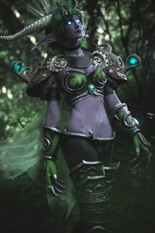 cleanpig:  So we’re finally finished the Ysera photoshoot aswell!  This time our model was Shayola Artwork in her awesome Ysera cosplay, with three supporters, my everso faithful favourite and big time helper CrystalShark’s Cosplay Ocean  and two