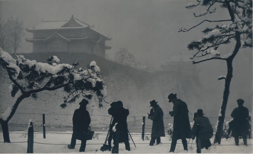 una-lady-italiana:Snowy view of Osaka Castle with photographers, 1931(from:Osaka Asahi Shinbun)