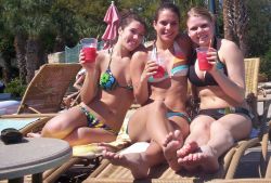 barefootwomen101:  mostlyfemalefeet:  Drink