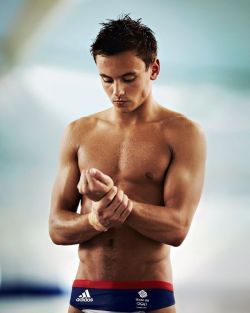 cuteguyscollectionblog:  Tom Daley | Shirtless