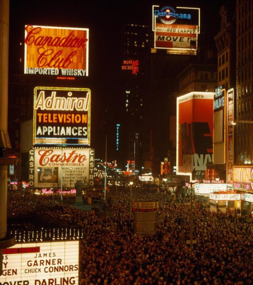 fuckyeahvintage-retro:Crowds swarm Times Square on December 31, 1963.