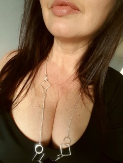 curiouswinekitten2:  First time submission, happy cleavage Sunday!  Awsome blog btw, some lovely ladies u got there. (.y.) 