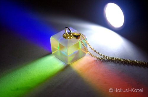 highlandvalley:  “【スペクトラム・キューブ】 多くの色の集まりから作られる白い光。そんな光から３原色（赤・緑・青）を取り出せるネックレス。斜めから光が入れば、色が重なってＣＭＹＫ色まで。透明なキューブから、ステンドグラスを通ったような光があふれます。