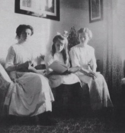 kootyl:  Grand Duchesses Tatiana, Anastasia and Olga Nikolaevna Romanov, reading a book together.