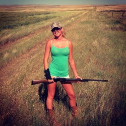 cowgirlbuttsdrivemenuts:  Hot country babe