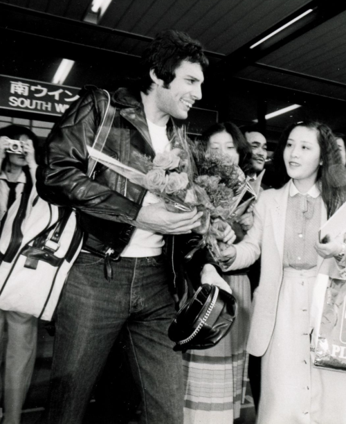 i-will-be-a-legend:Freddie Mercury arriving at Haneda Airport, Tokyo, april 1979 by Koh Hasebe.