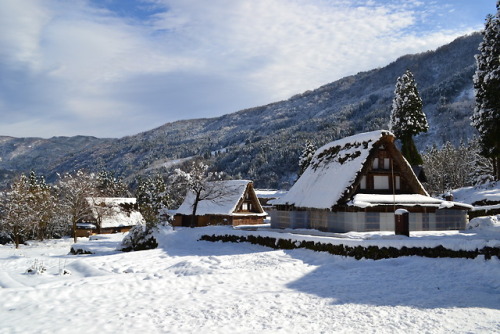 五箇山の相倉　（富山県南砺市）Ainokura Village in Gokayama (Nanto-shi, Toyama Prefecture)While lesser known than it