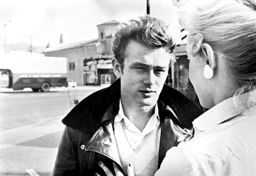 babeimgonnaleaveu: James Dean photographed by Phil Stern, 1955.