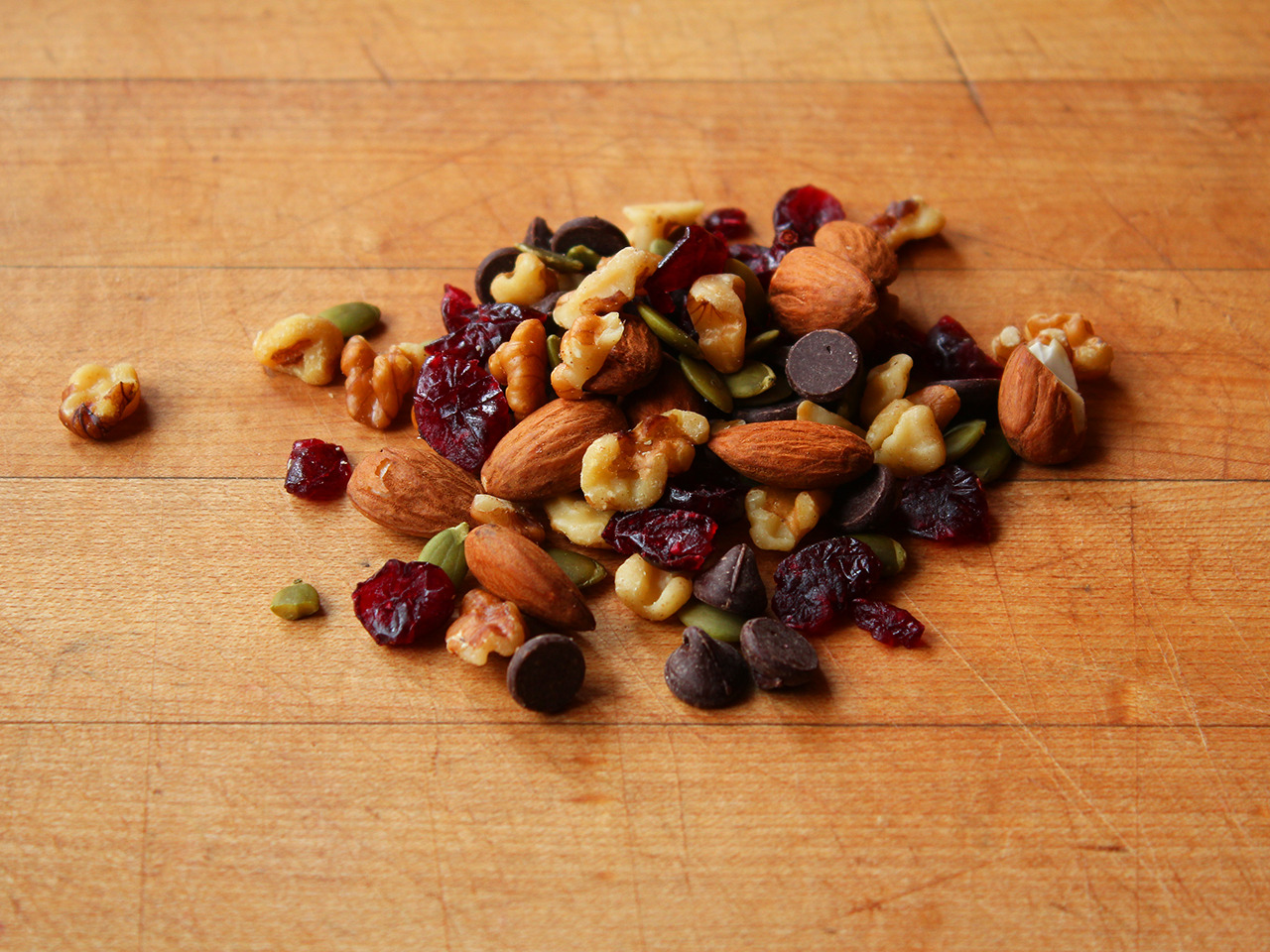 garden-of-vegan:  Trail mix (walnuts, almonds, dark chocolate chips, dried cranberries,