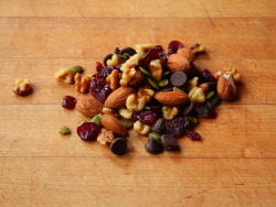 garden-of-vegan:  Trail mix (walnuts, almonds,