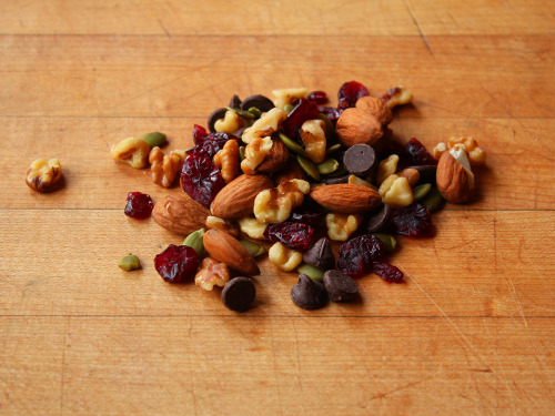 garden-of-vegan:  Trail mix (walnuts, almonds, dark chocolate chips, dried cranberries, and pumpkin seeds.) 