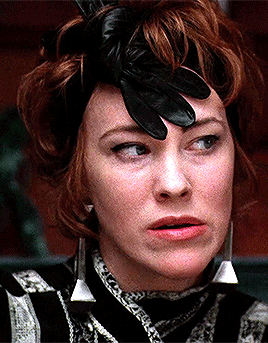 psychodelicategirl:livelaughlacroix:blairwitchz:Catherine O'Hara wearing a glove as a headband in BE
