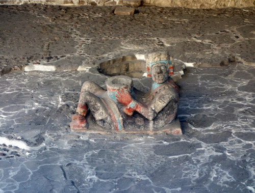 A stone chacmool on the great platform of the Templo Mayor(Tenochtitlan).This reclining figure holds