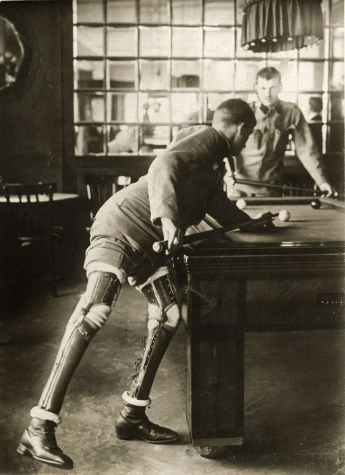 holyshithistory:A soldier who lost both of his legs during World War One plays a game of billiards. 