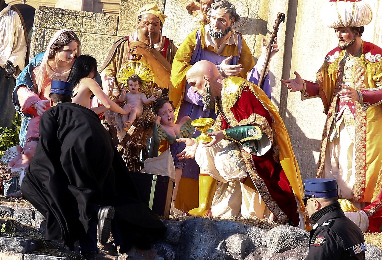 VATICANO. Al grito de “Dios es mujer” y en topless saltó una valla de seguridad y trató de llevarse la figura. Una activista de Femen intentó robar la figura del niño Jesús del pesebre del Vaticano este lunes mientras se realizaba la bendición Urbi...