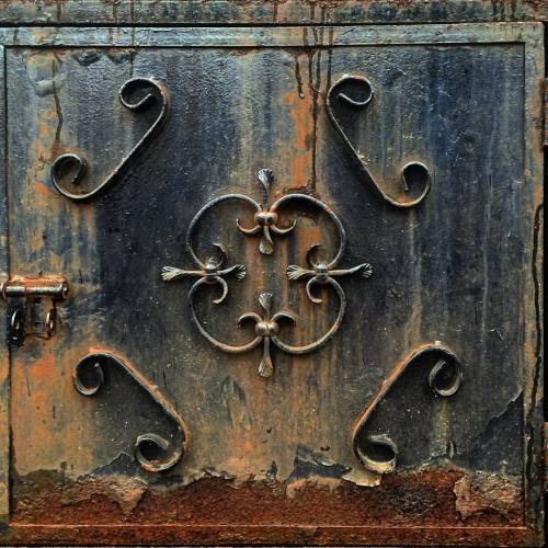 Bin-box door. #rust #door #upperwestside #nyc #newyorkcity #rainyday #metal #riversidedrive #latch #