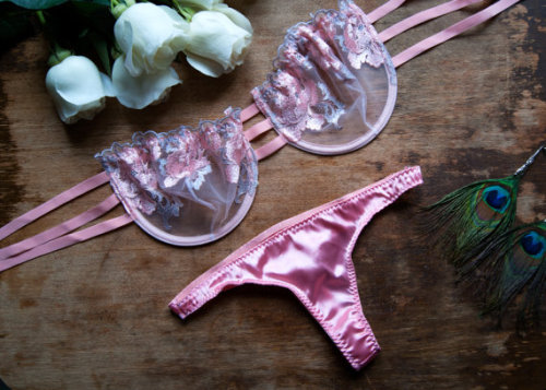 lovinghandmadelingerie:Allechante