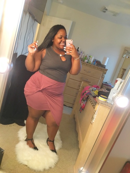 swaywithb:  ridinhanzsolo:  swaywithb:  My style varies. Kinda just goes off of how I feel that day. I love textures, patterns and colors. Keep it fresh and spontaneous. ❤️🤗  I can’t    …🤗