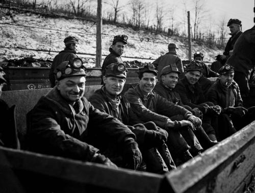 Queste rare fotografie del 1942 raccontano le pericolose vite sotterranee dei minatori di carbone de