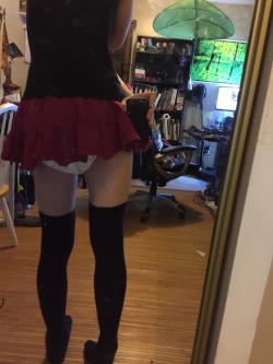 mostly-like-diapers:  warlockstar25:  Part of me feels this skirt may be a tad bit short.  What do you think?  Perfect 😊 