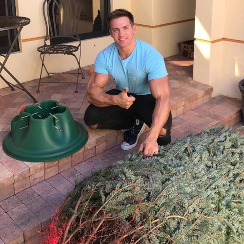 secretescapeff:  bicepsinsleeves:  Adam Chartlton , Built like a Machine!   Omg - he is so sexy, handsome, damn biceps and a cute smile ….