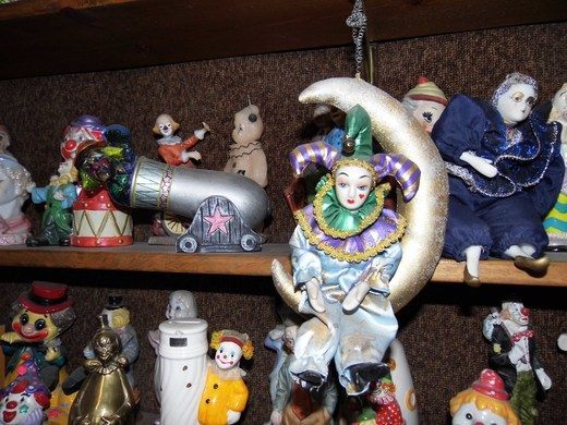 unexplained-events:  Clown MotelThis motel is located in the middle of nowhere in
