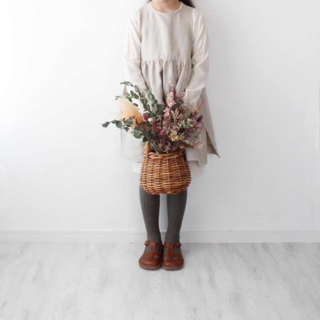 Side ribbon dress -linen- 110
重ね着を楽しめるエプロンドレス。
汚れても洗えるリネン生地なので
普段のお食事やお絵かきの時に日常使いするのもおすすめです。
◯miit ONLINE SHOP
◯人気ブログランキング
◯日本ブログ村