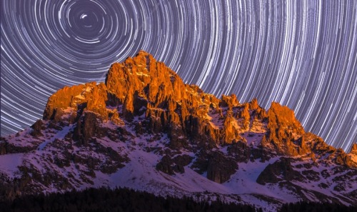 travelpotato:  Dolimiti Nights by SebastianHelmke (Source: http://ift.tt/1uCxPtQ) 
