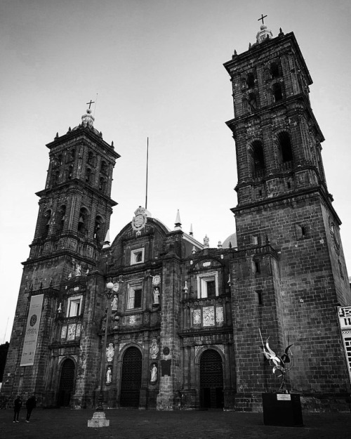 Mi amor por las iglesias no ha disminuido. ⛪️ #blackandwhite #church #urbanphotography #catedral #pu