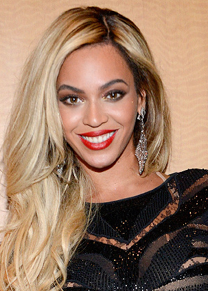 howtobeafxxkinglady:  No one can rock a red lip like Beyoncé can &lt;3