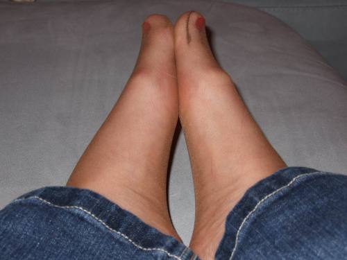 She has phantastic feet. Love to watch her soles in ultrasheer pantyhose.