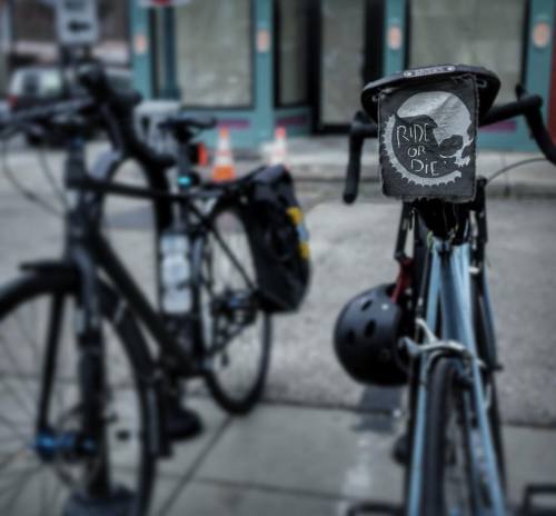 its not too cold yet . . . #viewfrommyhandlebars #bicycle #makebikepotraits #velo #instabike #bikelo