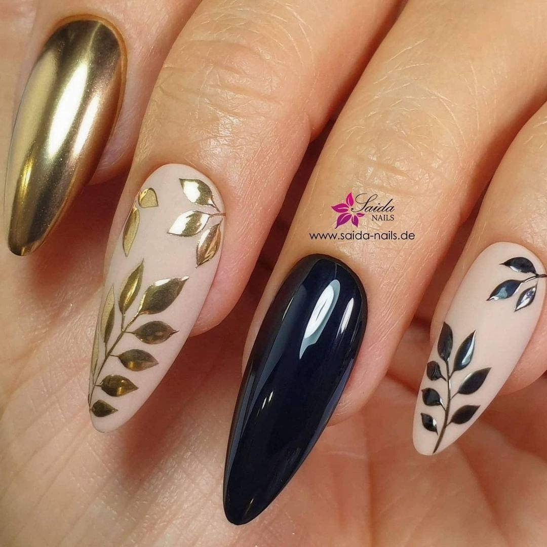 Belleza para tod@s — Elegant and beautiful nails in gold and black with...