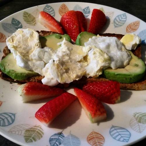 When I have time for healthier #breakfast #poachedeggs #avocado #stawberry