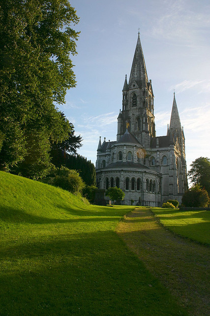 The green path to St. Fin Barre’s Cathedral, Cork / Ireland (by Éole).