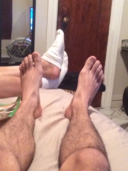 topsofmalefeet:  unknownpapi:  Hanging out   Nice