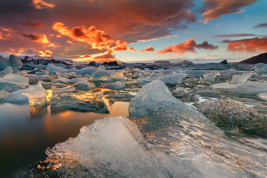 nubbsgalore:   a song of ice and fire. photos from jokulsarlon, iceland by (click