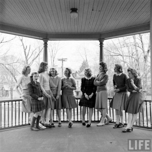 Hanging out in the gazebo(Alfred Eisenstaedt. 1944)