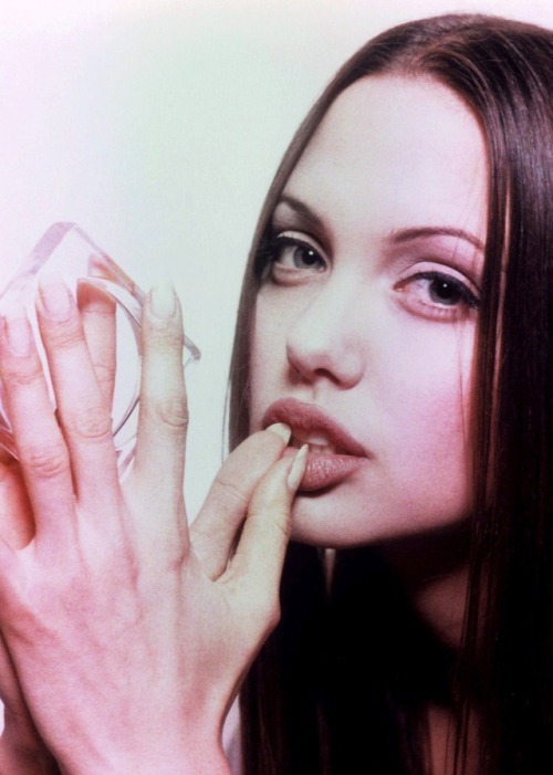 dicaprio-diaries:Angelina Jolie, 1994