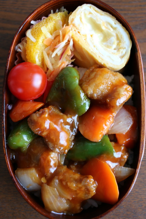 bentojapon:Today’s bento is Subuta on rice. Subuta, stir-fried sour pork and vegetables is a C