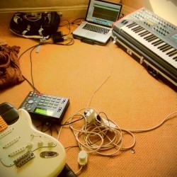 sstorey:  Who needs a studio? #MPC #Synth #Guitar #Logic #Cables #Beats 