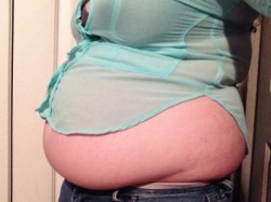 foball12: Wow! Now that’s a belly.. Very sexy
