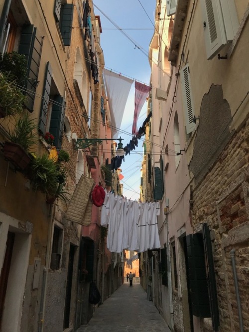 lipglosse: Clothes hung to dry around venice