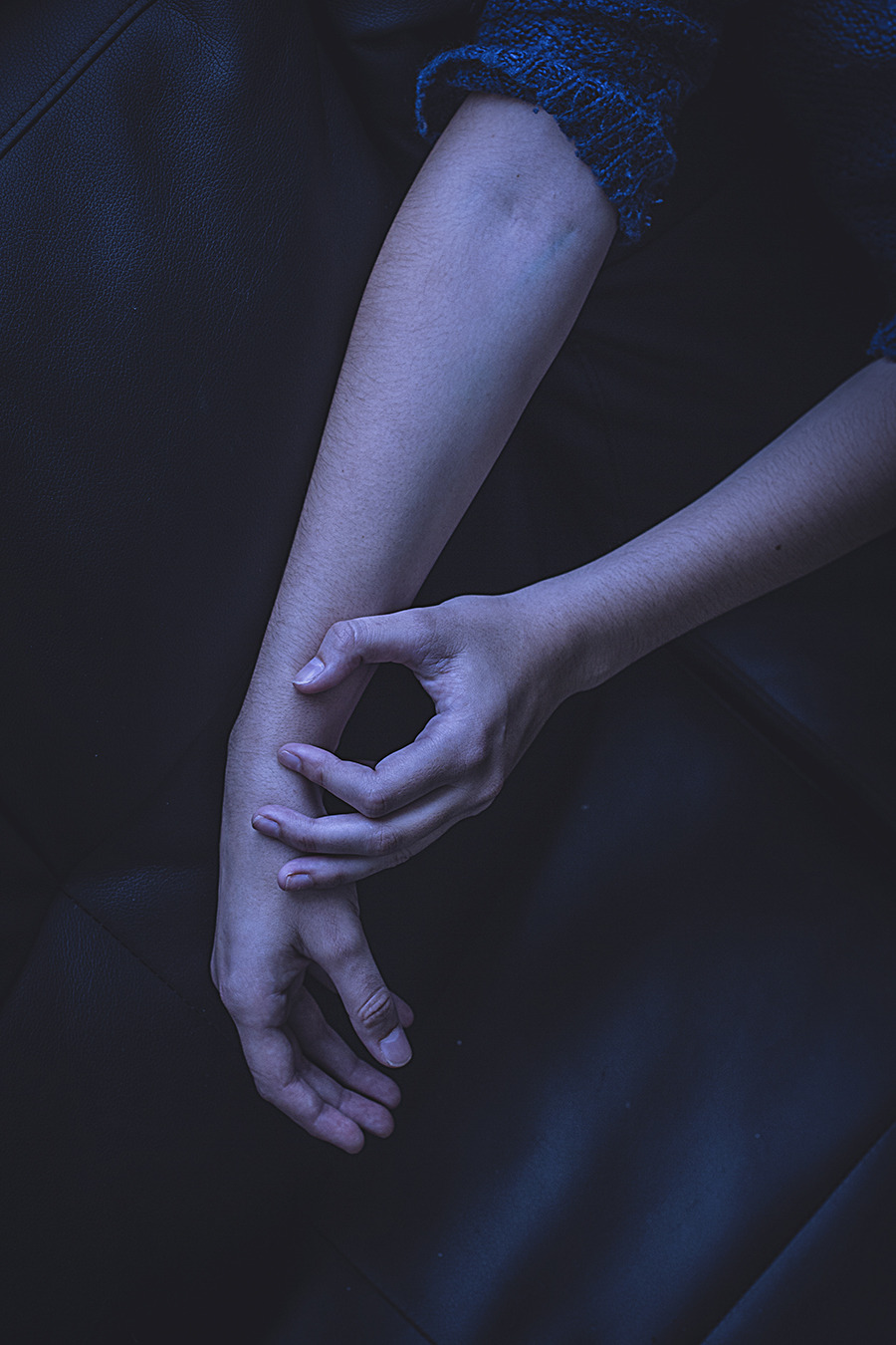 donovanphotographie:  Encercler. Photographer: Nell Donovan Model: Leslie 