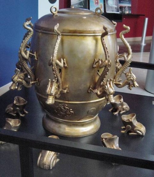 historyarchaeologyartefacts:The first seismometer, 132 AD, China,[960 x 860]SWITCH TO FIREFOX AND AD