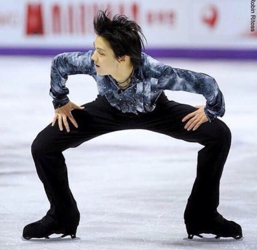 ⛸Fav Hanyu Moves⛸#5 (Besti) SquatNot sure if this is actually a move (but I think it’s called 