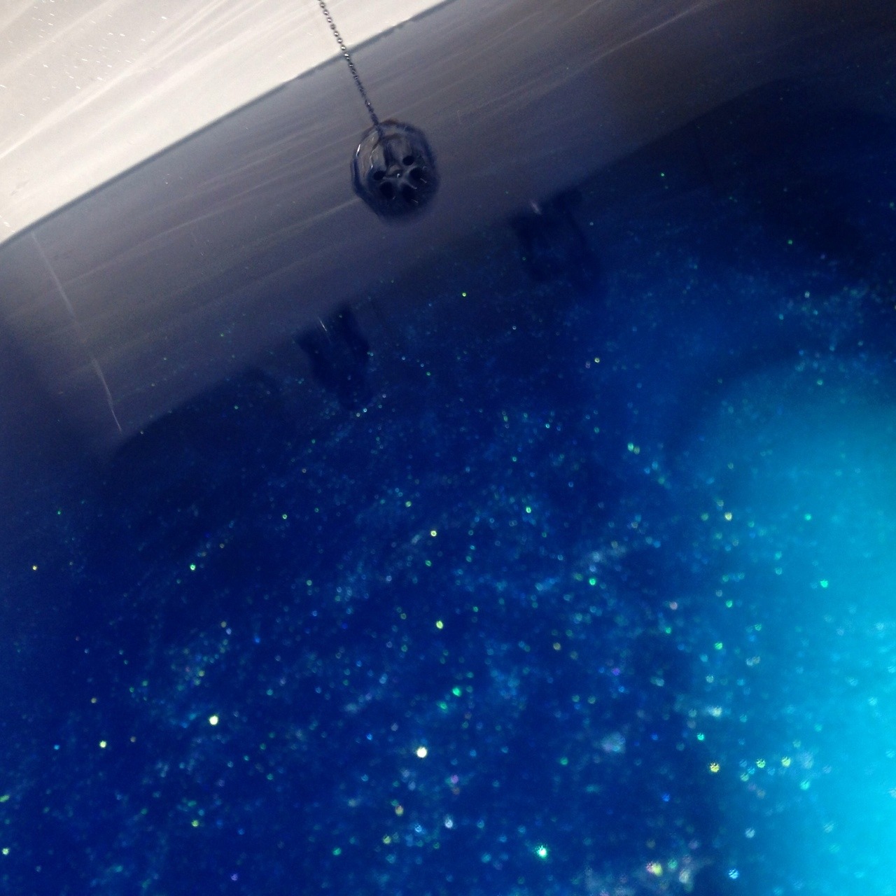 trashyprxncess:  IM SO IN LOVE//EVERYTHING IS BLUEEEEE HER BATH HER HANDS HER JEANS