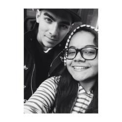 jobrosnews:  AmeezySlays_: I JUST MET JOE JONAS 😭😭😭 [10/30] 