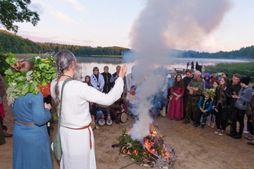 lamus-dworski:Slavic celebrations of summer solstice in Poland. Event in Mikorowo on photos by Łukas