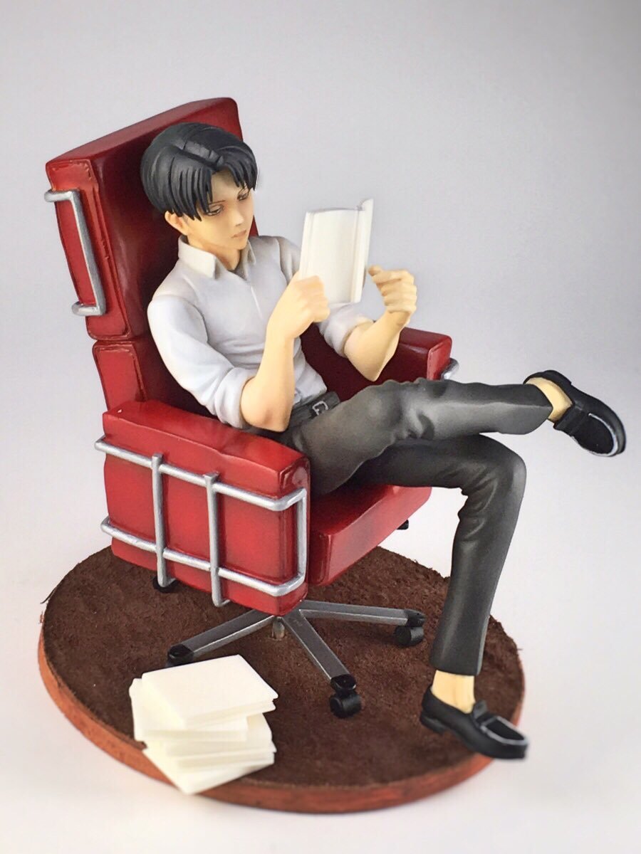 Hobby sculptor Chikashi shares her incredible rendition of Levi in the red chair,